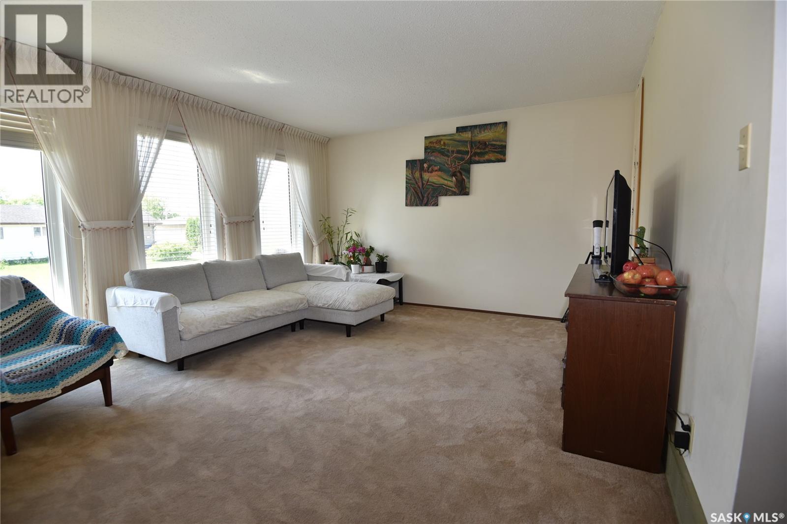 309 Watson CRESCENT - 4