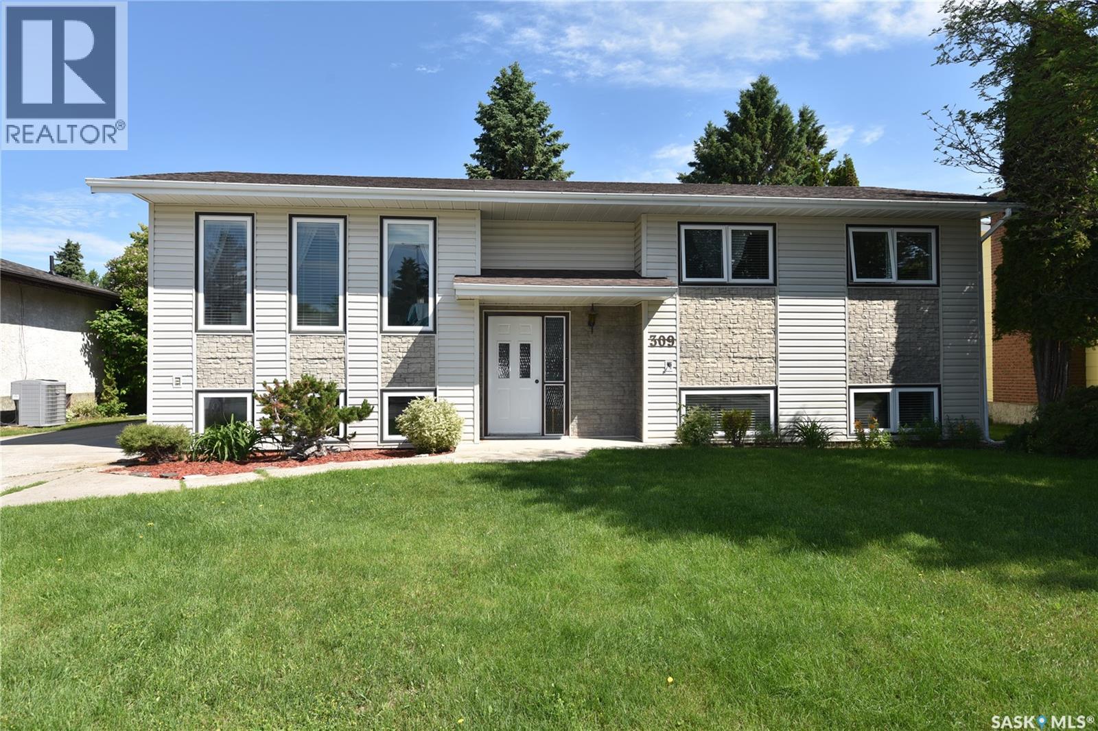 309 Watson CRESCENT - 1