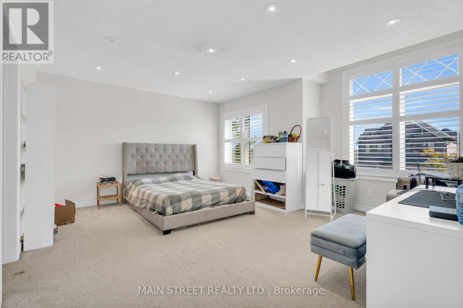 6 LEADEN HALL DRIVE - 21