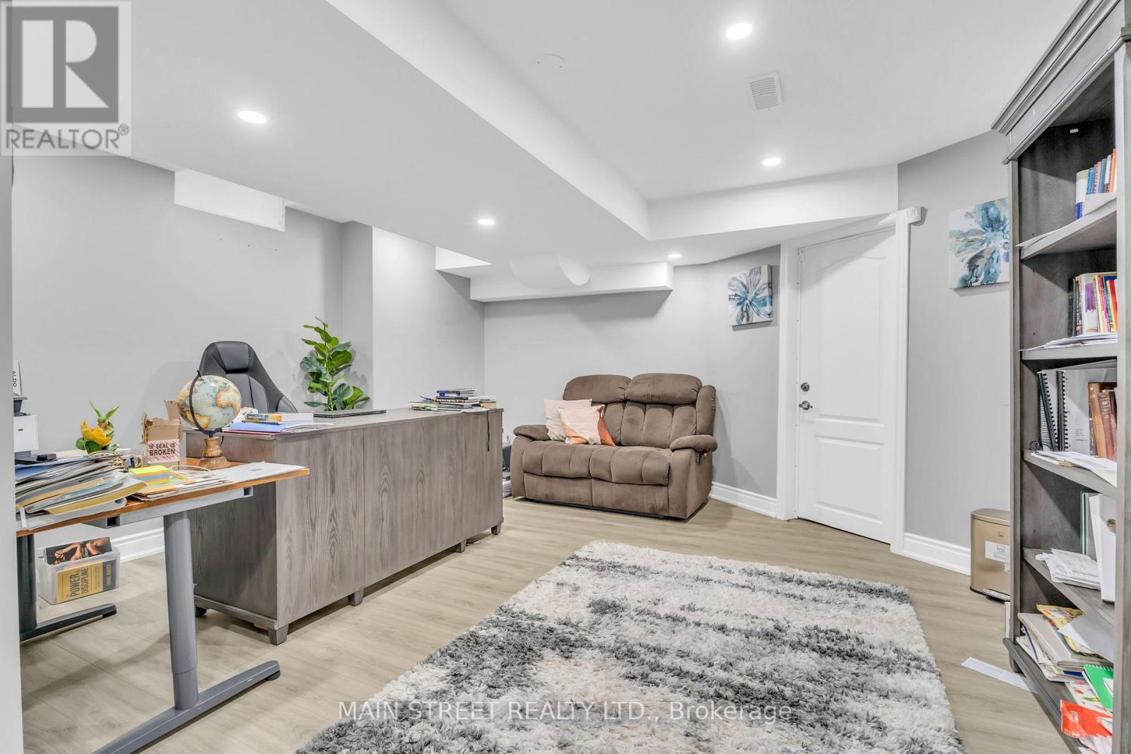 6 LEADEN HALL DRIVE - 25