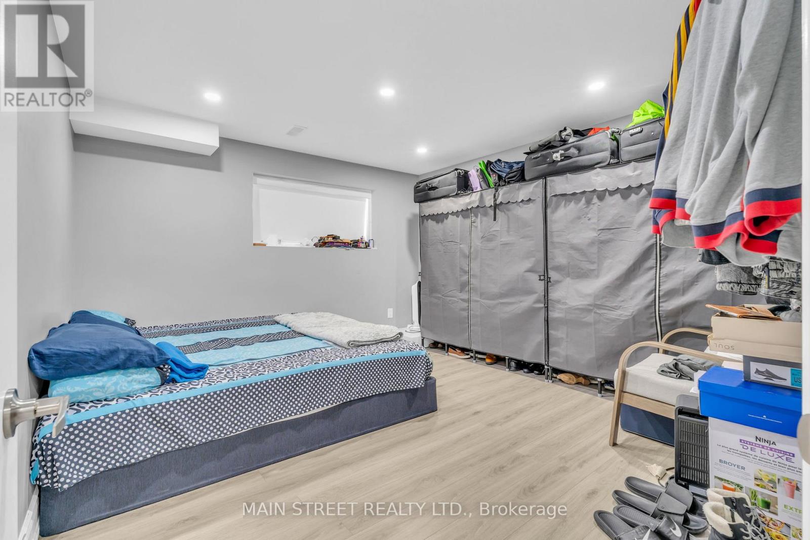 6 LEADEN HALL DRIVE - 30