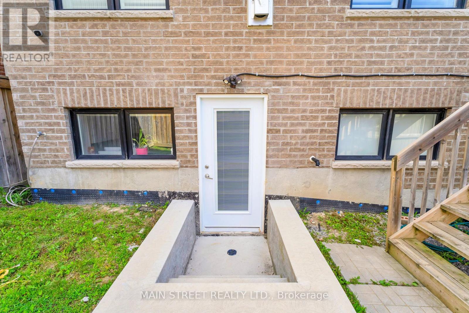 6 LEADEN HALL DRIVE - 33