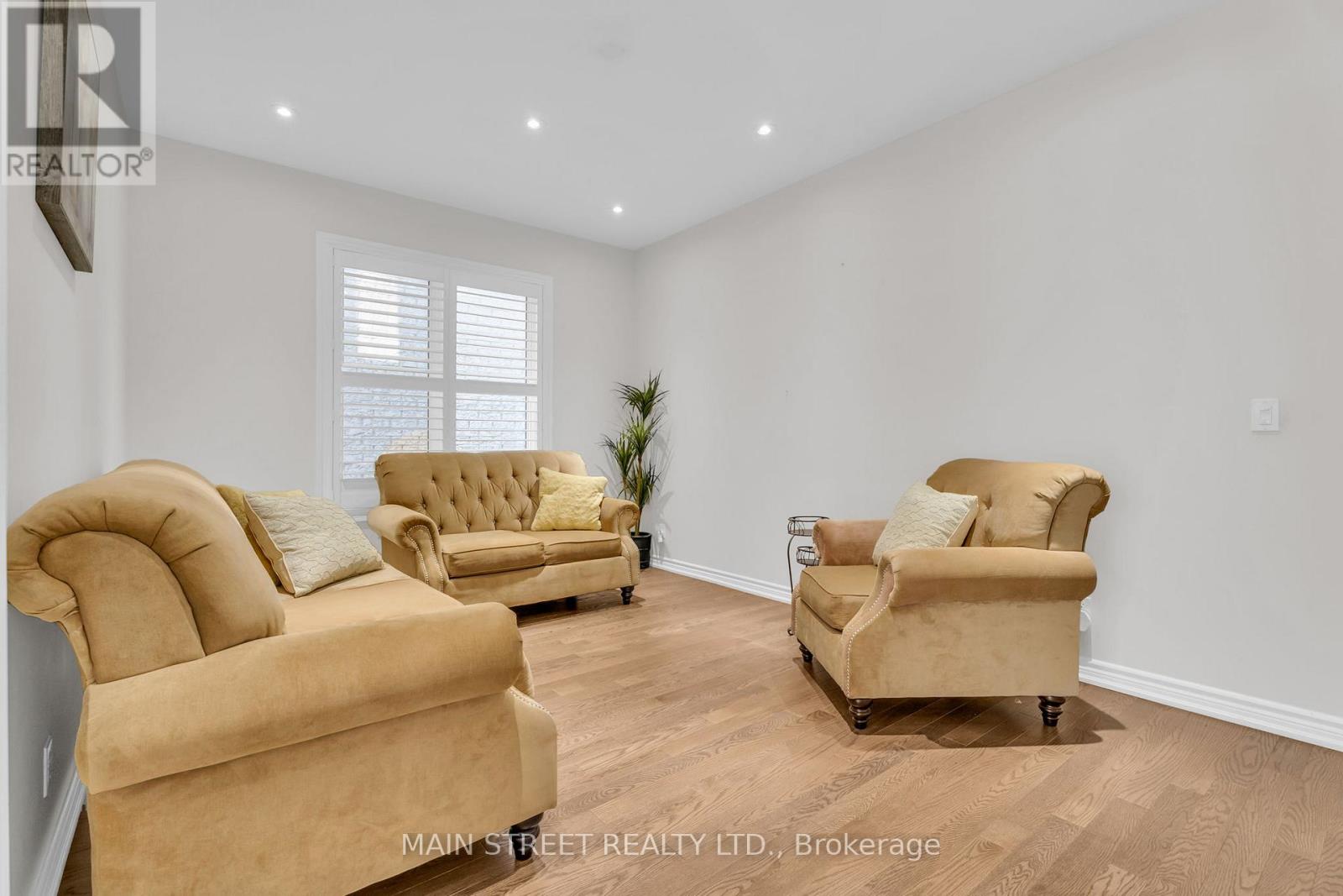 6 LEADEN HALL DRIVE - 7