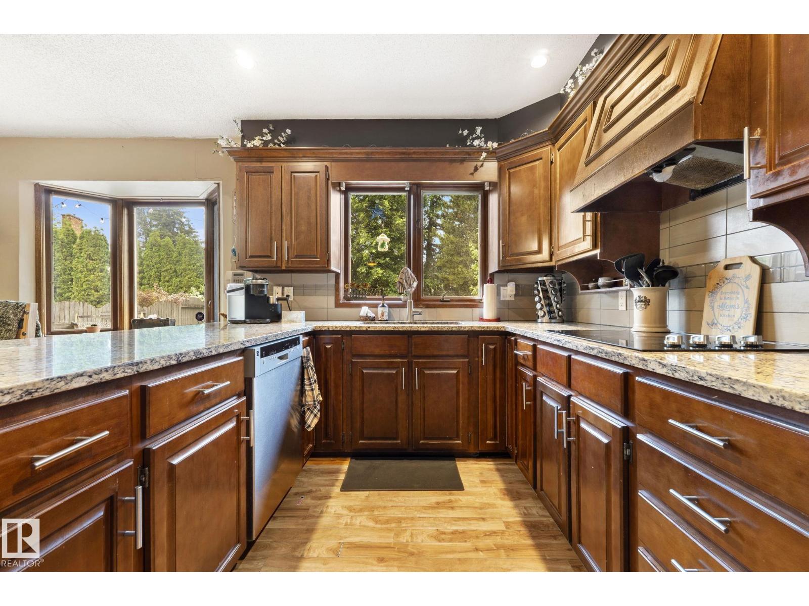 2 LAURISTON PL - 19