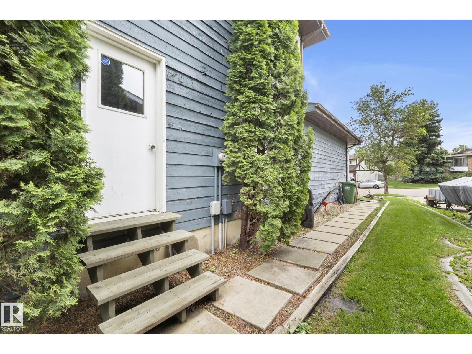 2 LAURISTON PL - 52