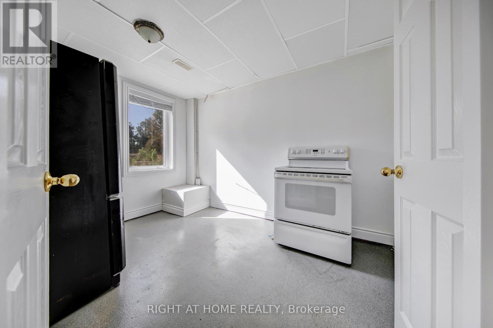 1905 LOCKHART ROAD - 25