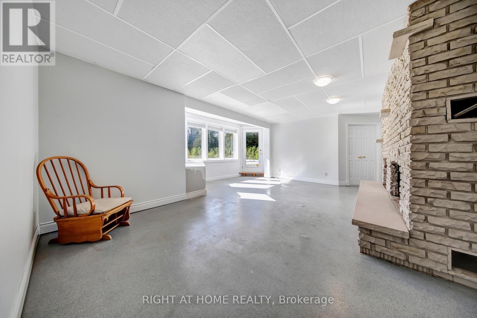 1905 LOCKHART ROAD - 28