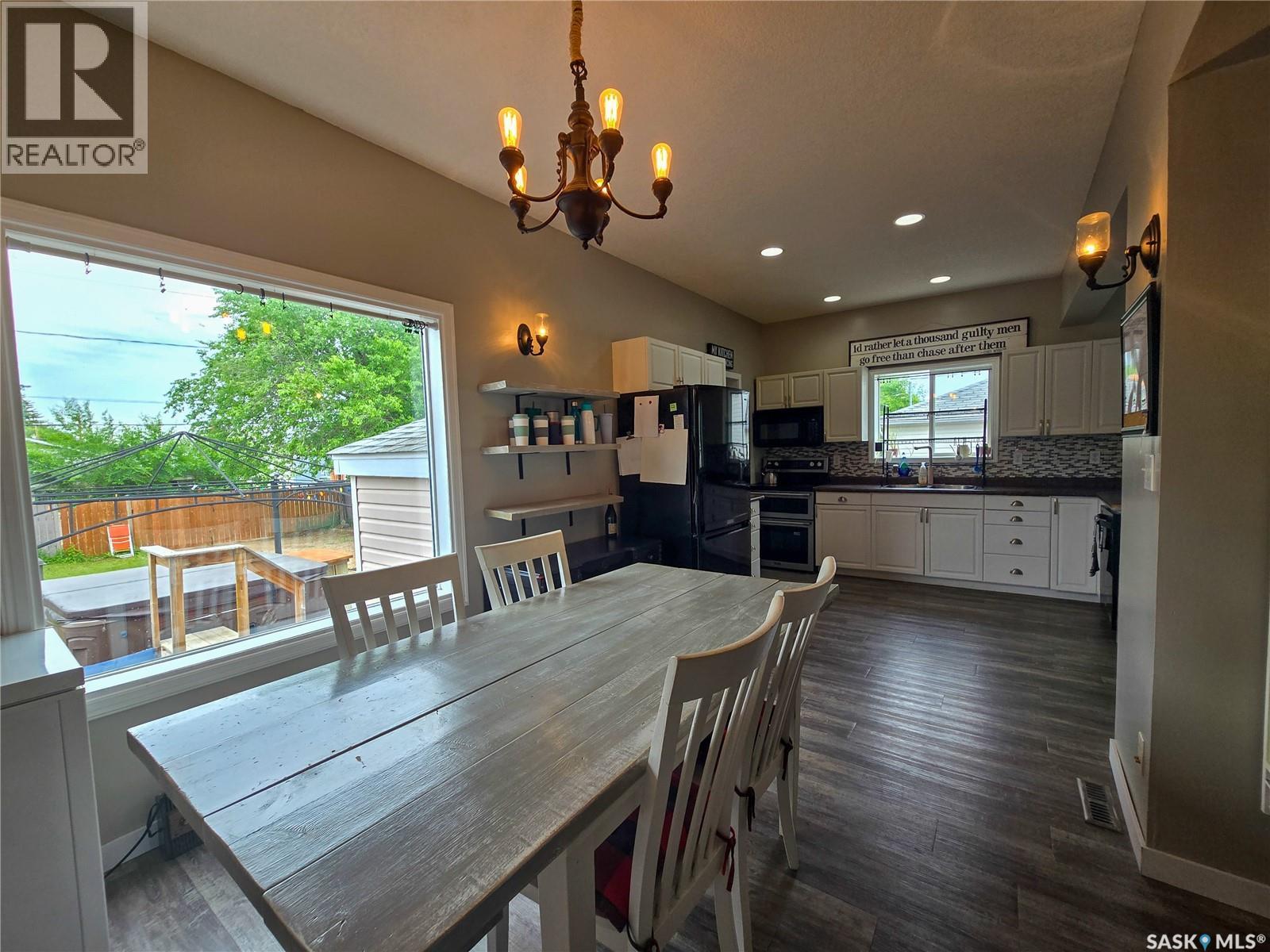 134 9th AVENUE W - 18