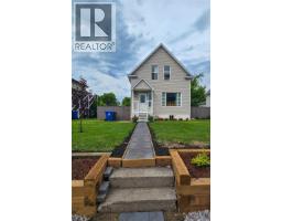 Enclosed porch - 134 9th Avenue W, Melville, SK S0A2P0 Photo 6