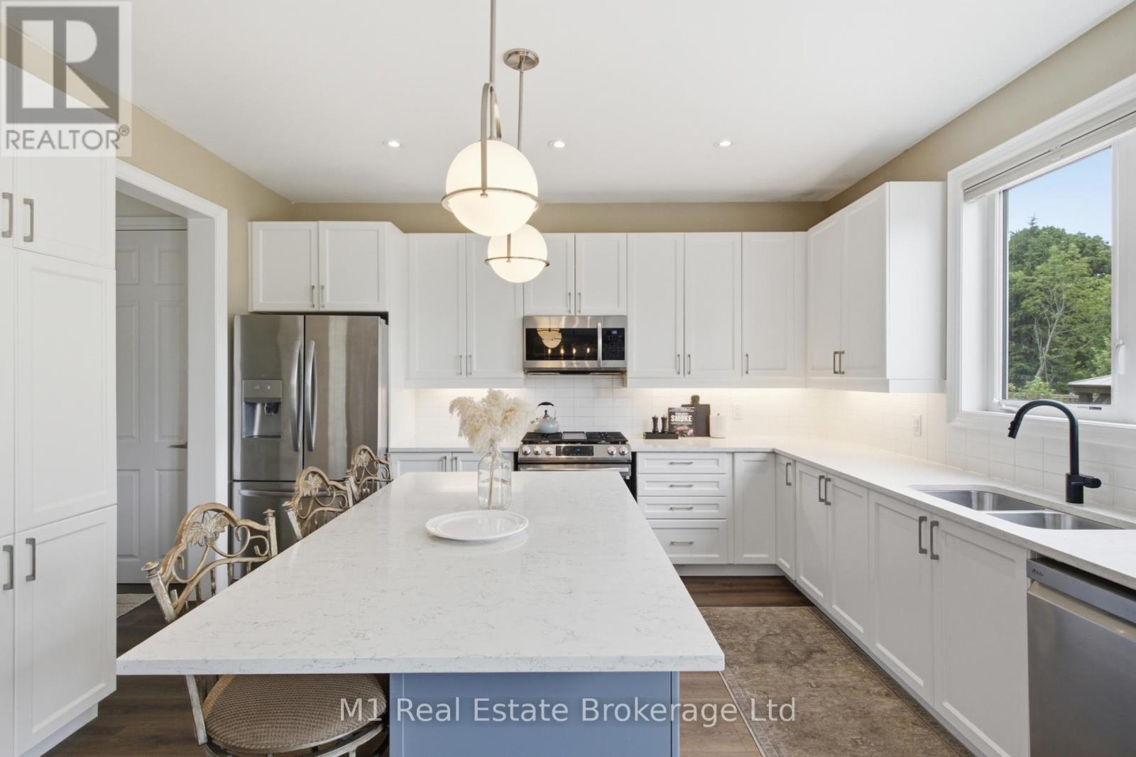 140 HARPIN WAY E - 12