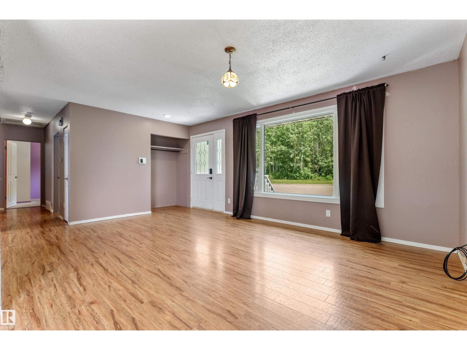 5212 46 ST - 11