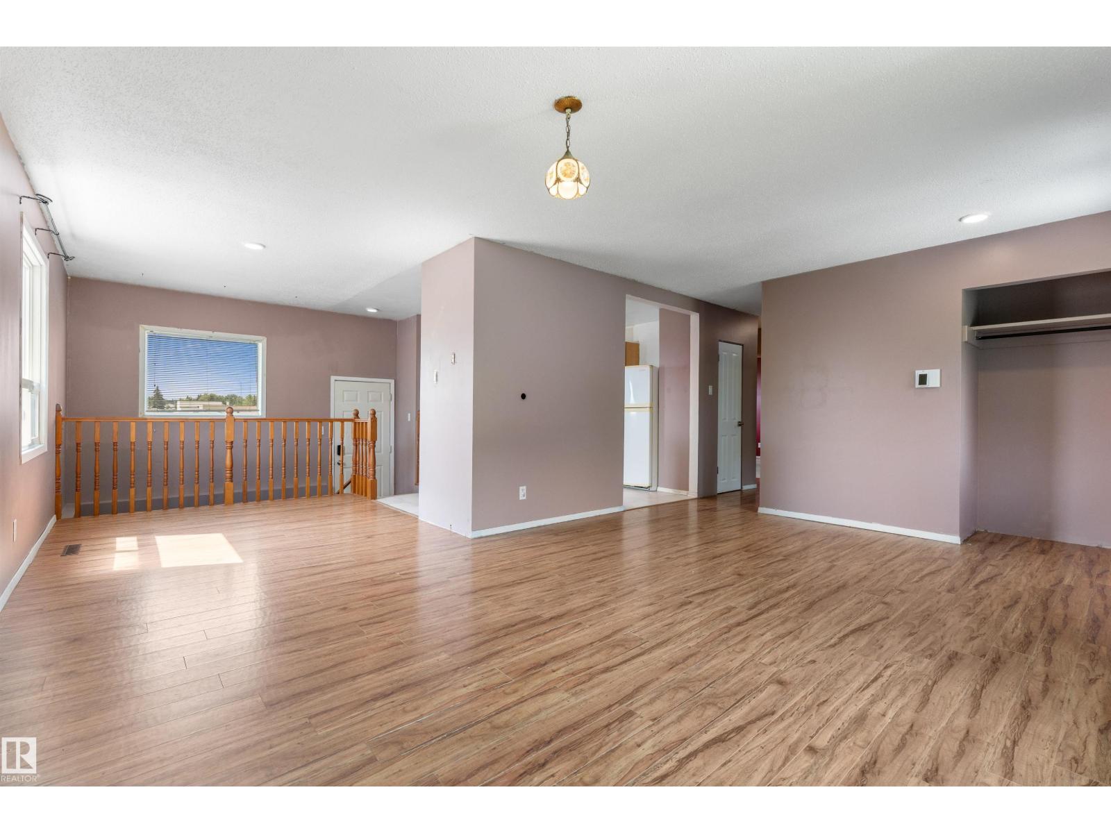 5212 46 ST - 12