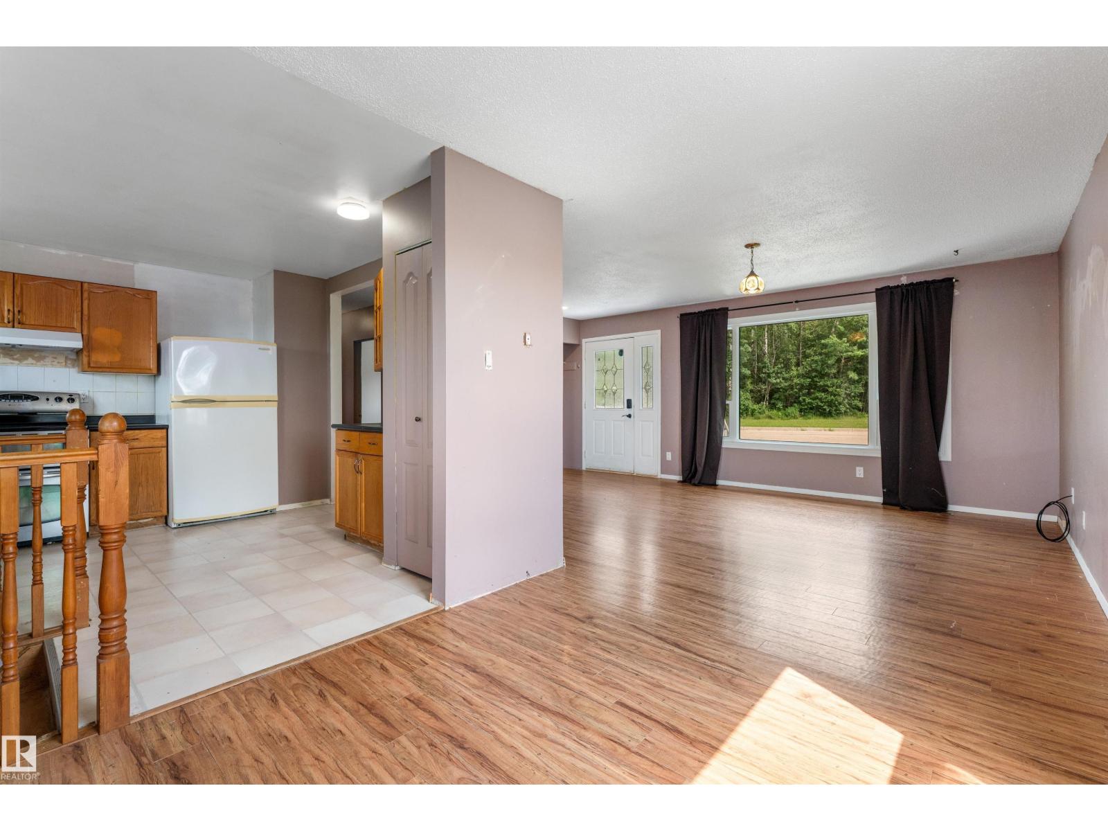 5212 46 ST - 15