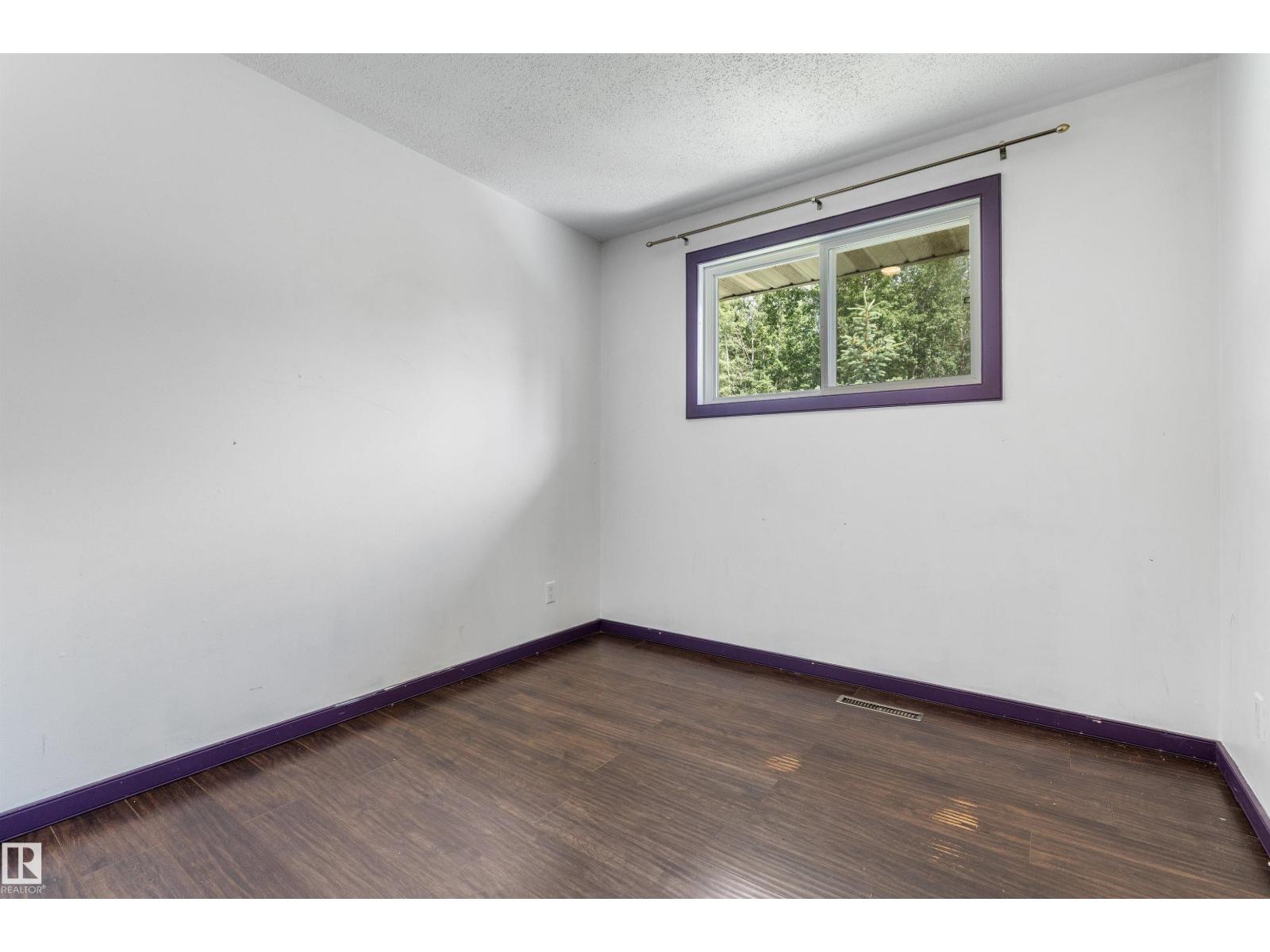 5212 46 ST - 28