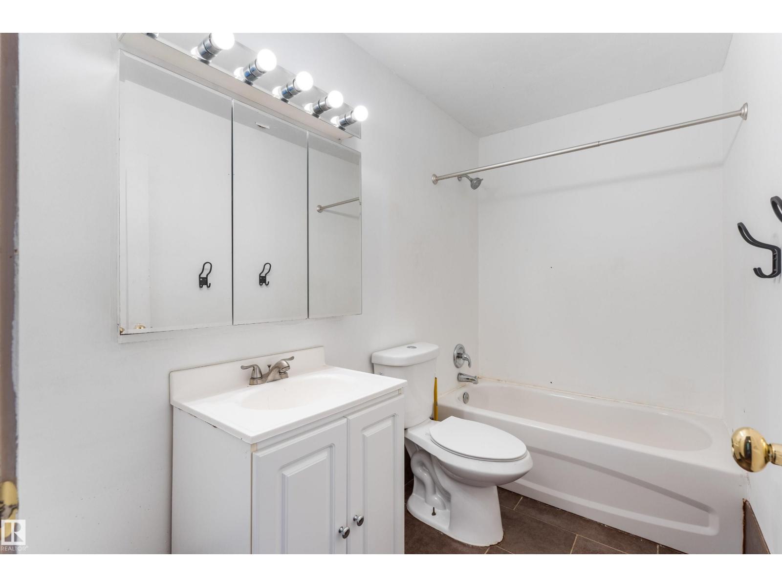 5212 46 ST - 30