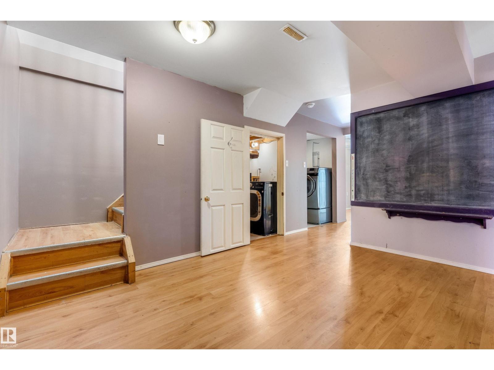 5212 46 ST - 32
