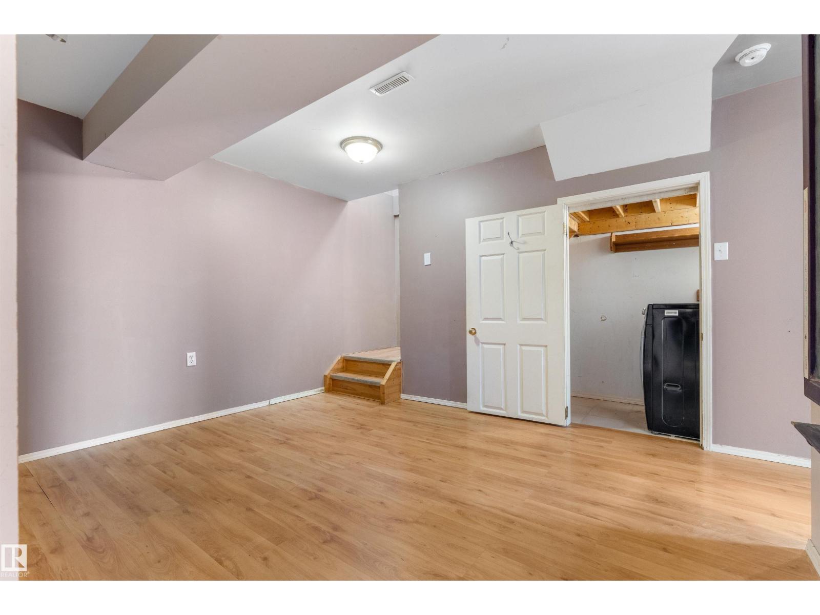 5212 46 ST - 35