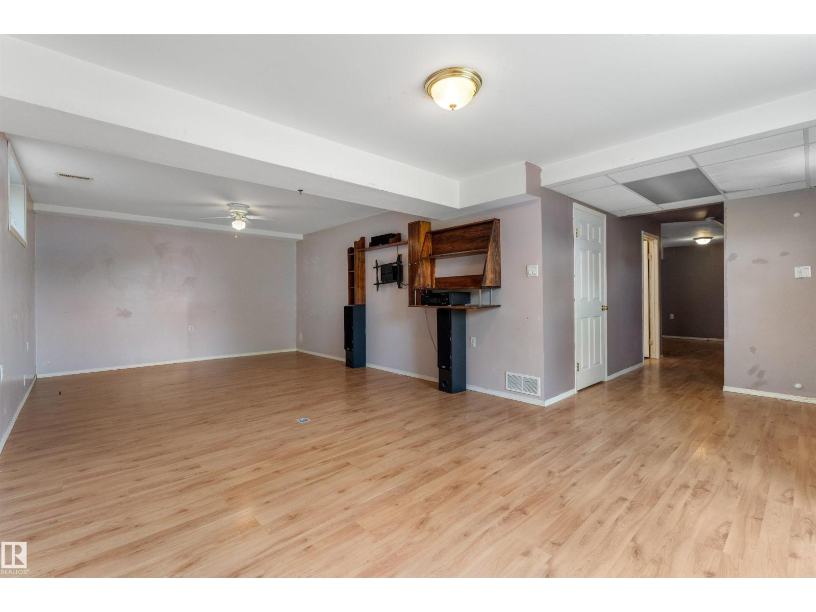 5212 46 ST - 37