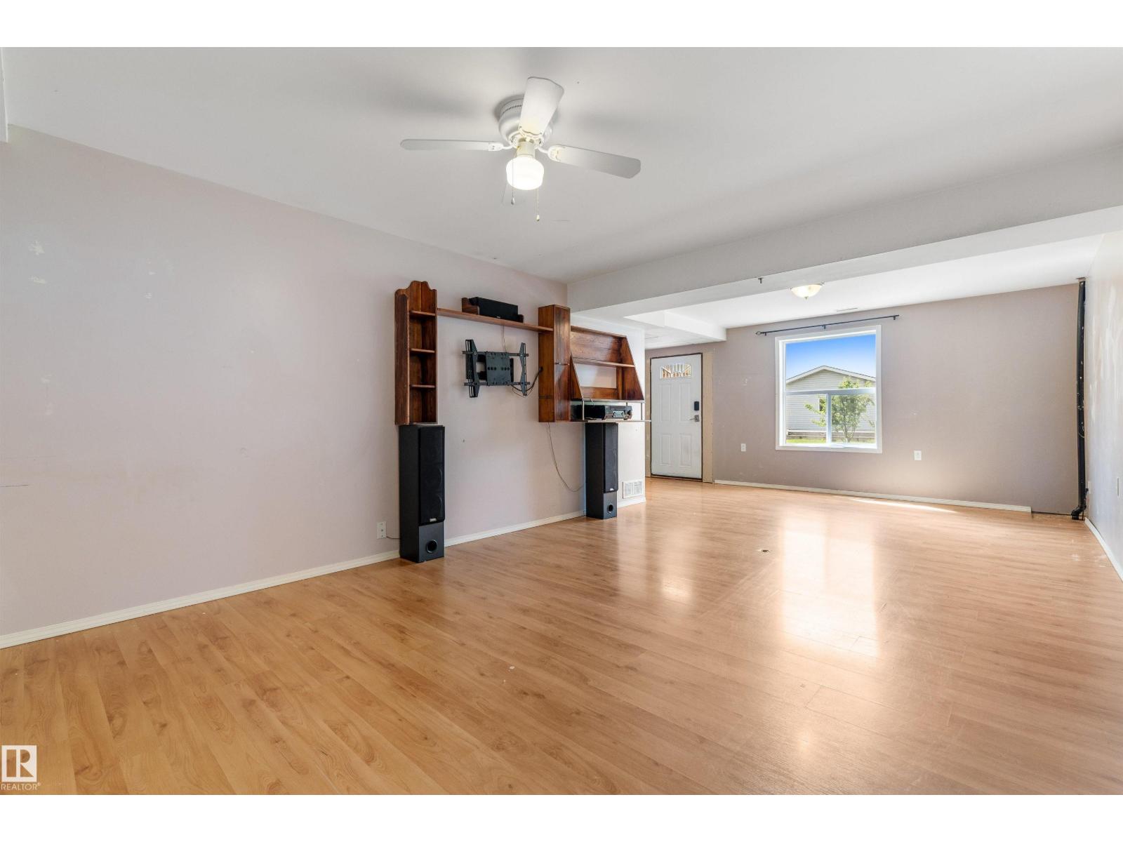 5212 46 ST - 39