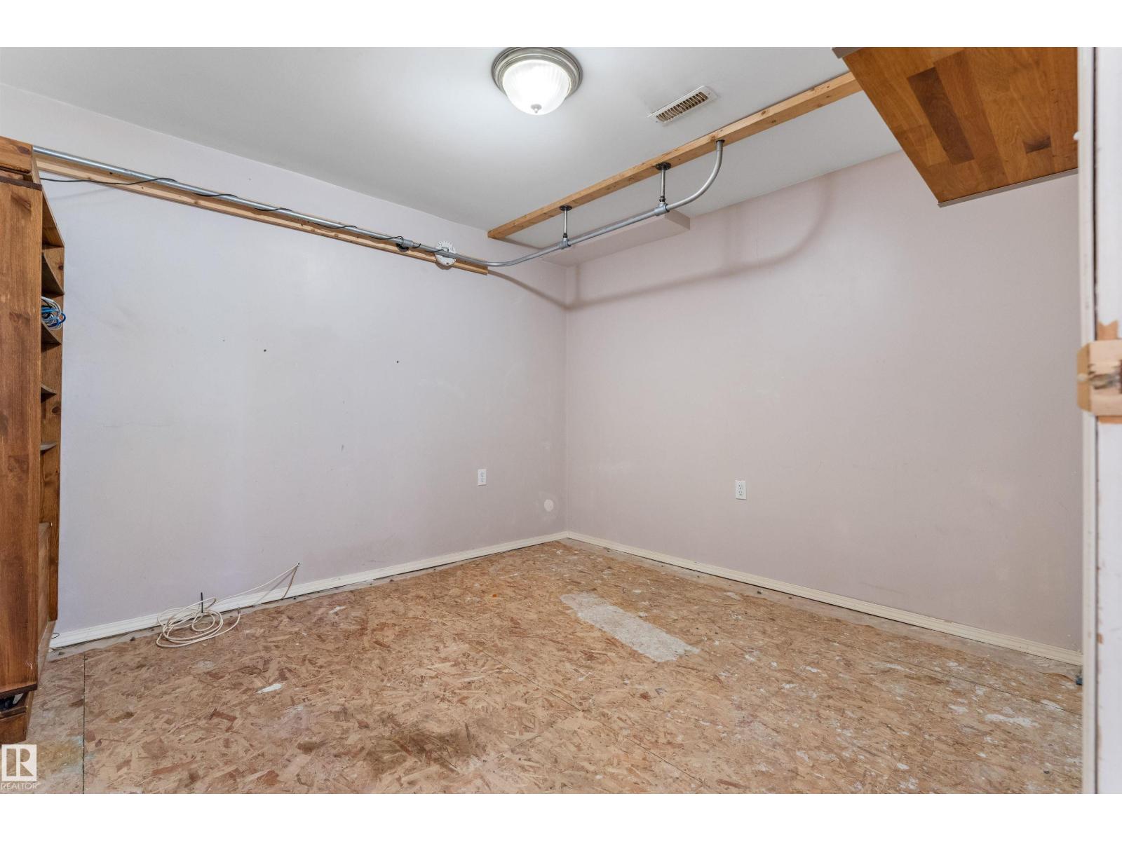 5212 46 ST - 40