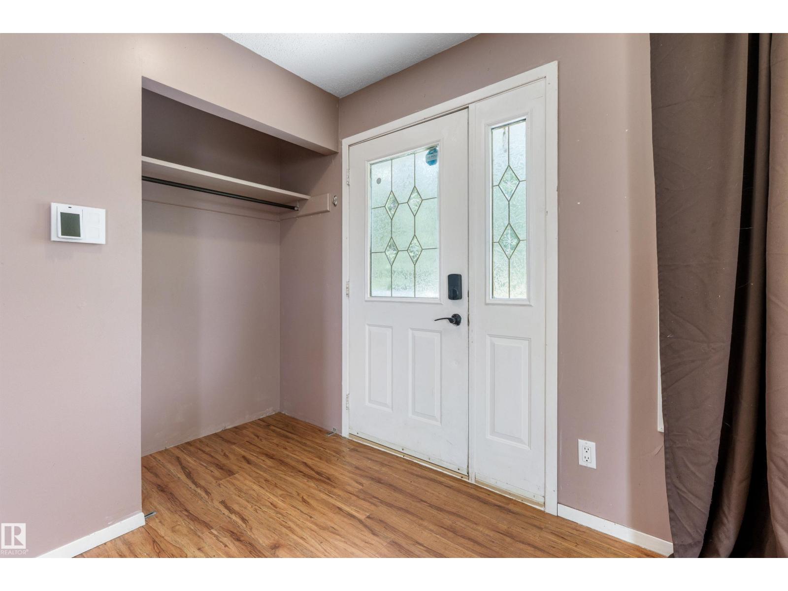 5212 46 ST - 8