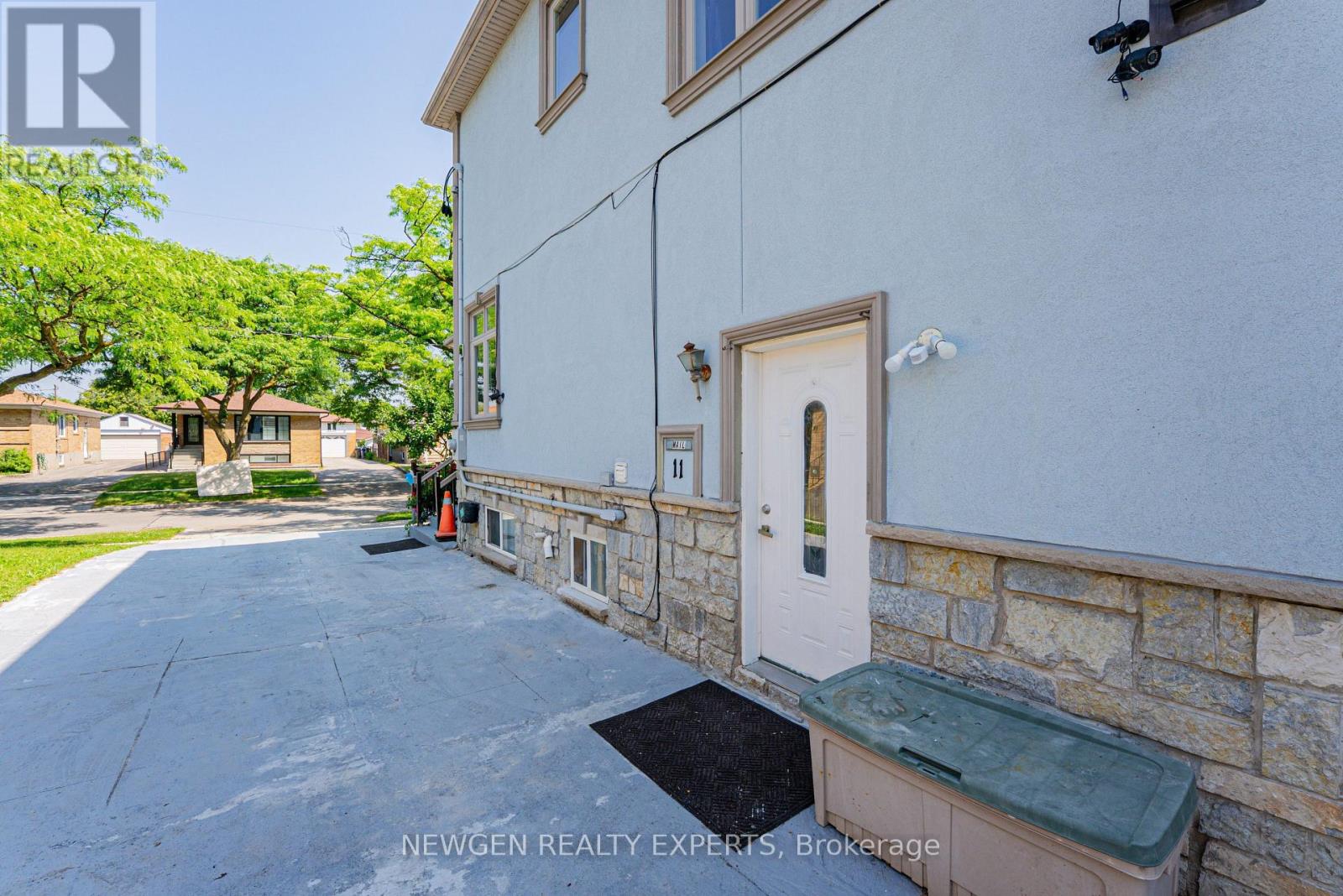 11 BENWAY DRIVE - 31