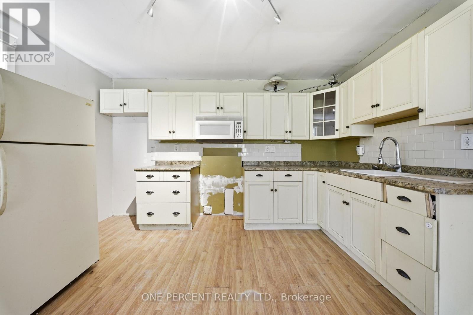 213 ST LAWRENCE STREET EAST STREET E - 27