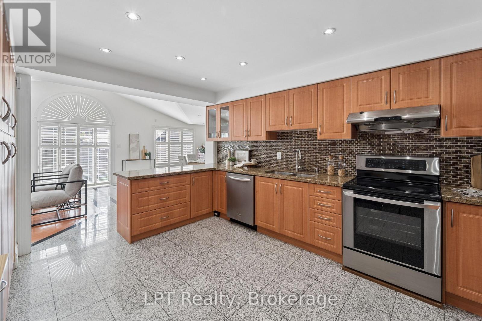 1 MAYFIELD CRESCENT - Image 16