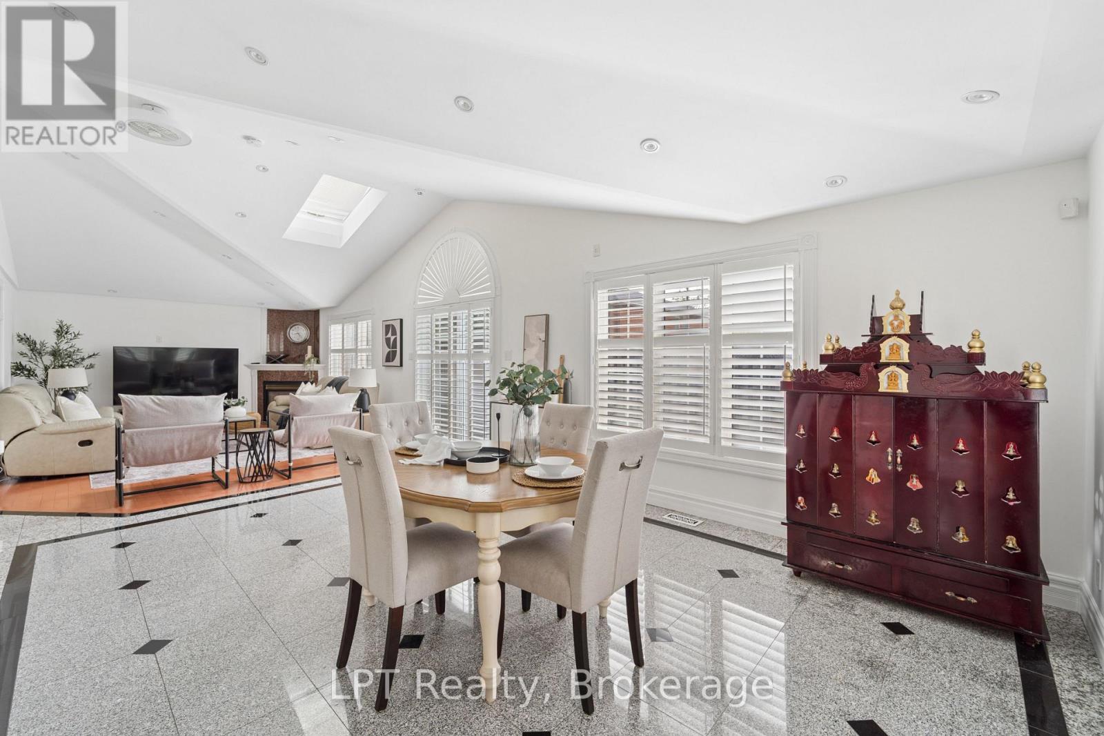 1 MAYFIELD CRESCENT - Image 19