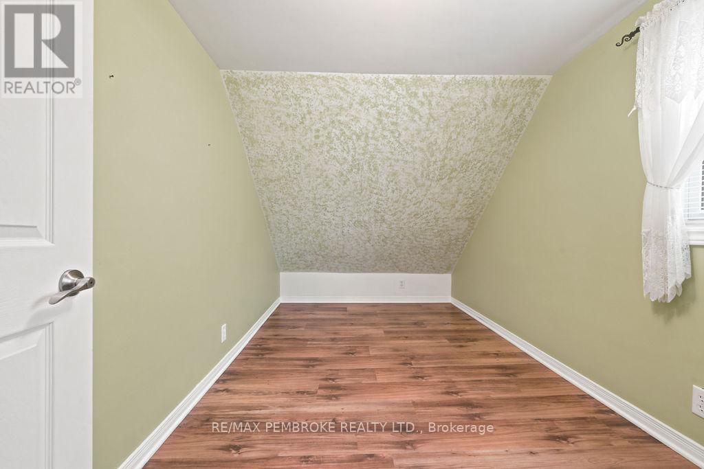 225 WELLINGTON STREET - 22