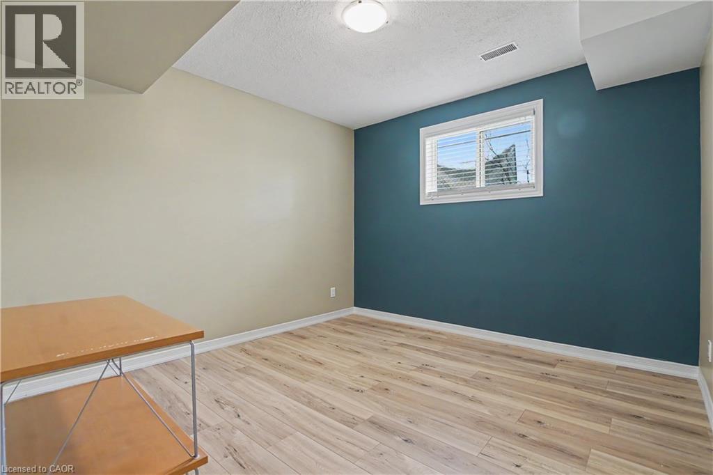 1045 QUEEN'S BUSH Road - 27