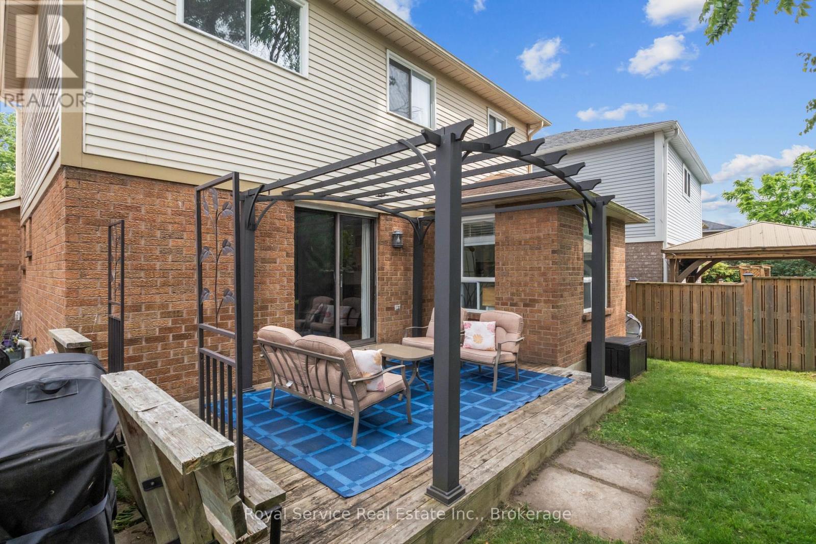 56 STANFORD CRESCENT - 36