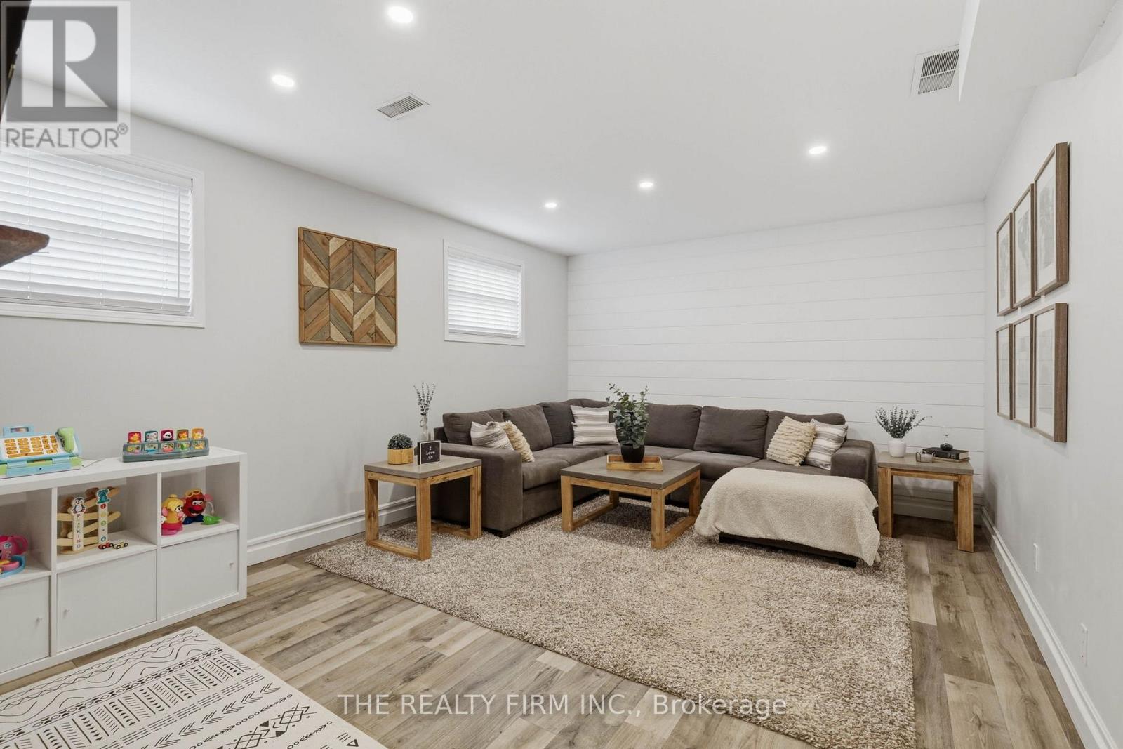 162 OAKWOOD DRIVE - 19
