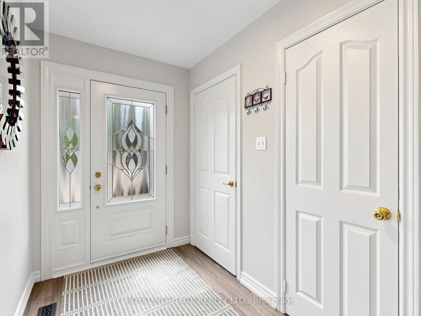 Bright entrance, walk-in front hall closet