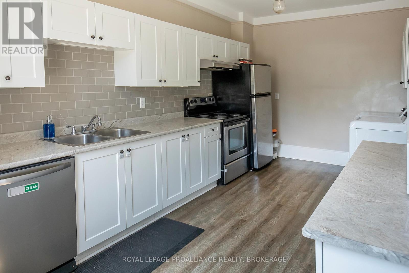 300 SYDENHAM STREET - 12