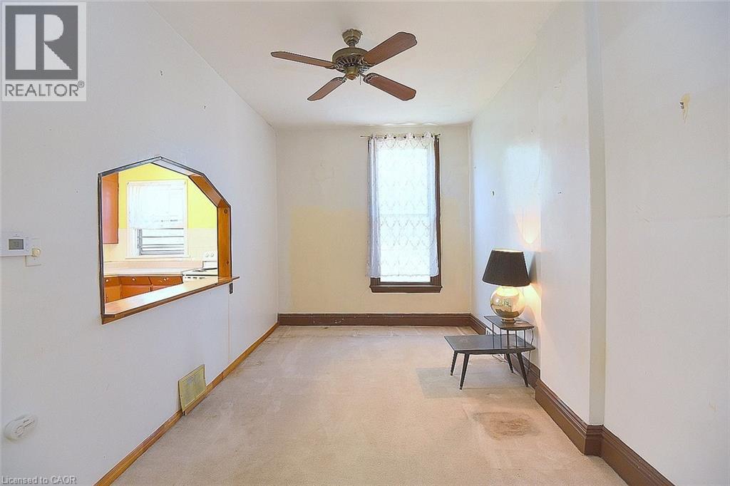 70 RAY Street S - 11