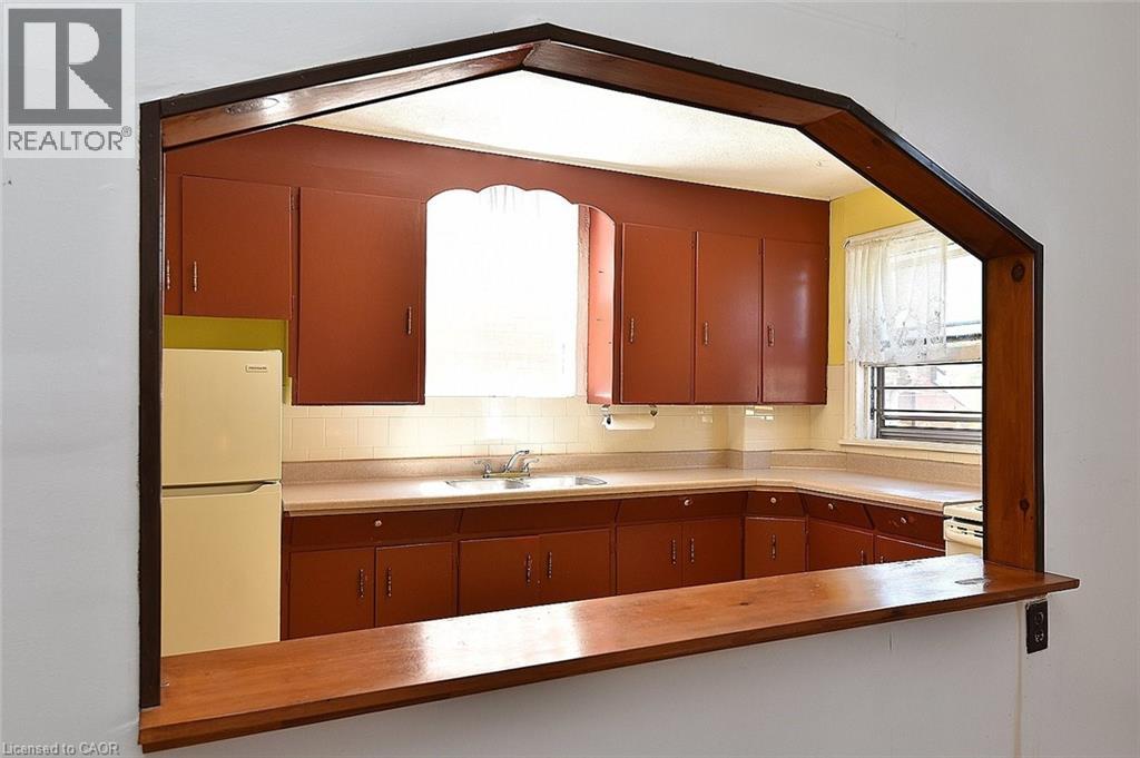 70 RAY Street S - 14
