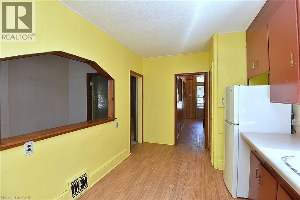 70 RAY Street S - 17