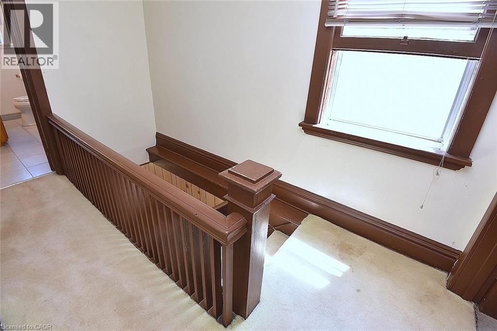 70 RAY Street S - 20