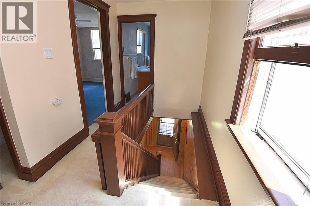 70 RAY Street S - 21