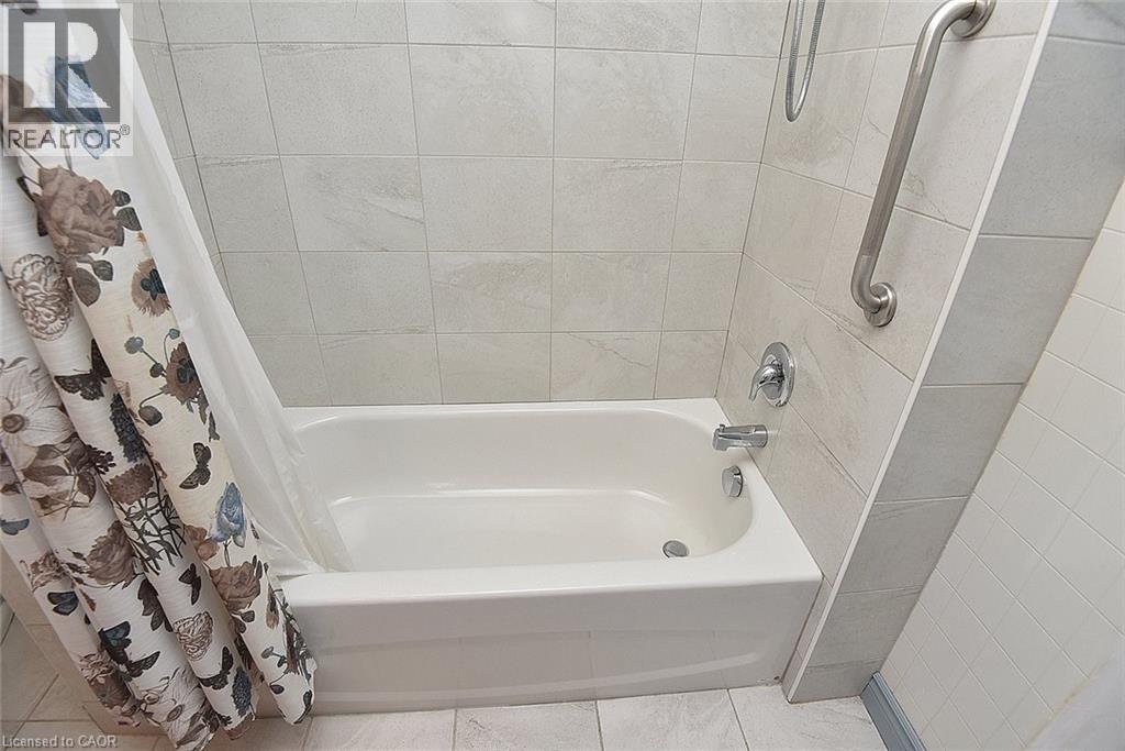 70 RAY Street S - 31
