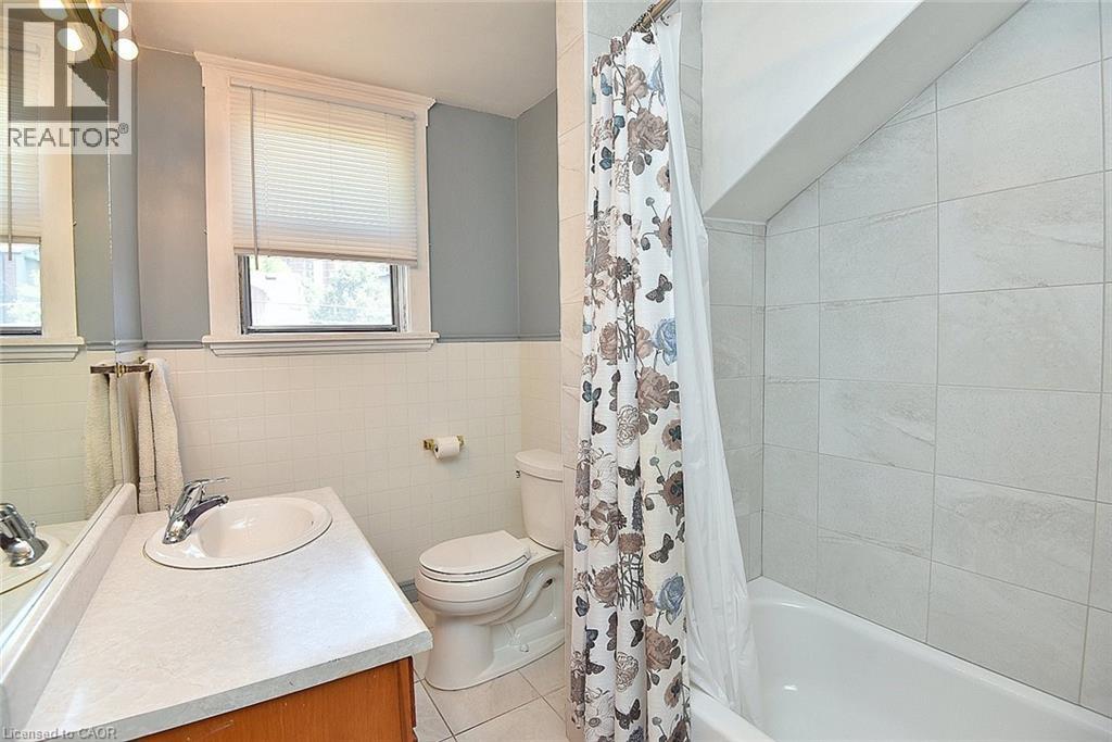 70 RAY Street S - 32