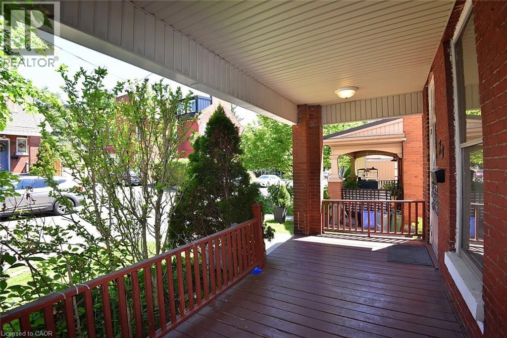 70 RAY Street S - 4
