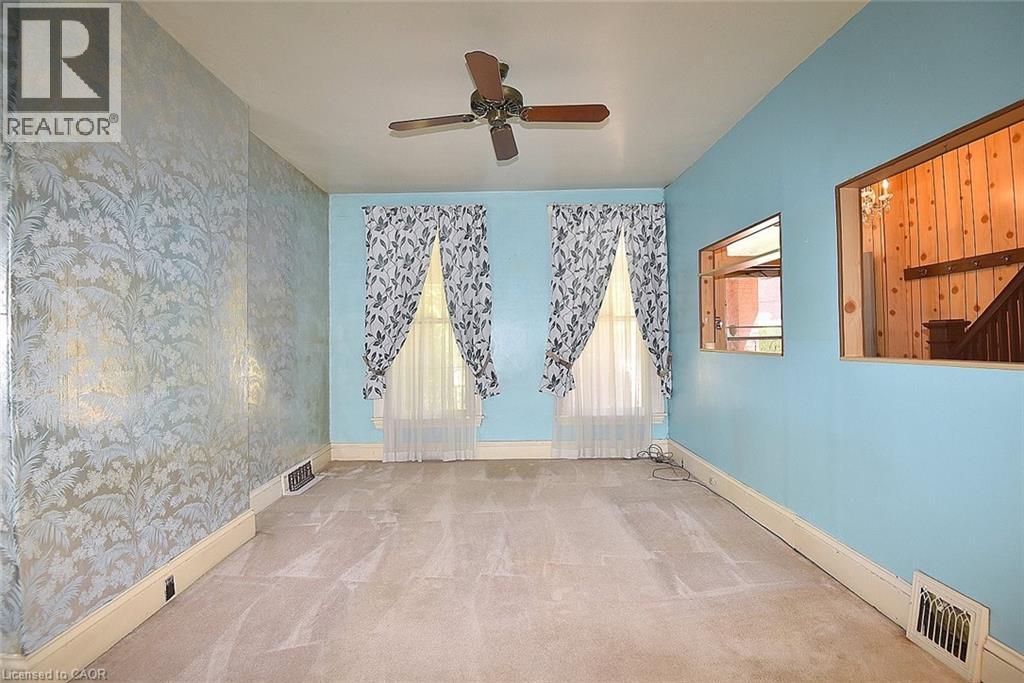70 RAY Street S - 8