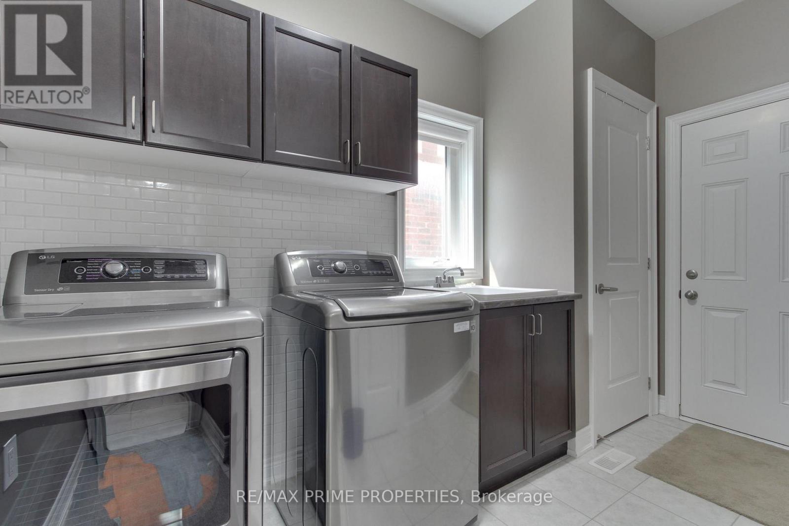 121 ROBERT WILSON CRESCENT - 12
