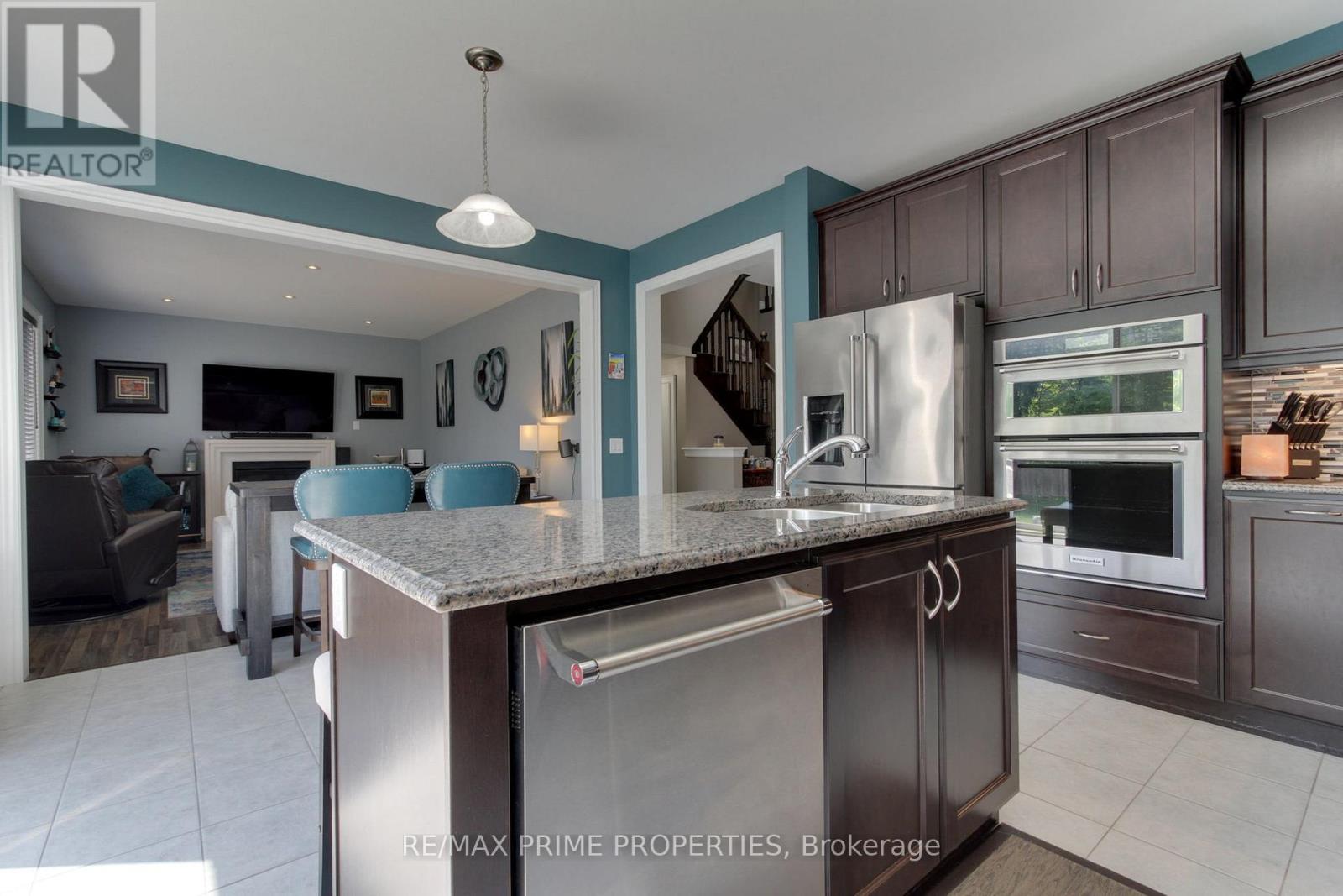 121 ROBERT WILSON CRESCENT - 6