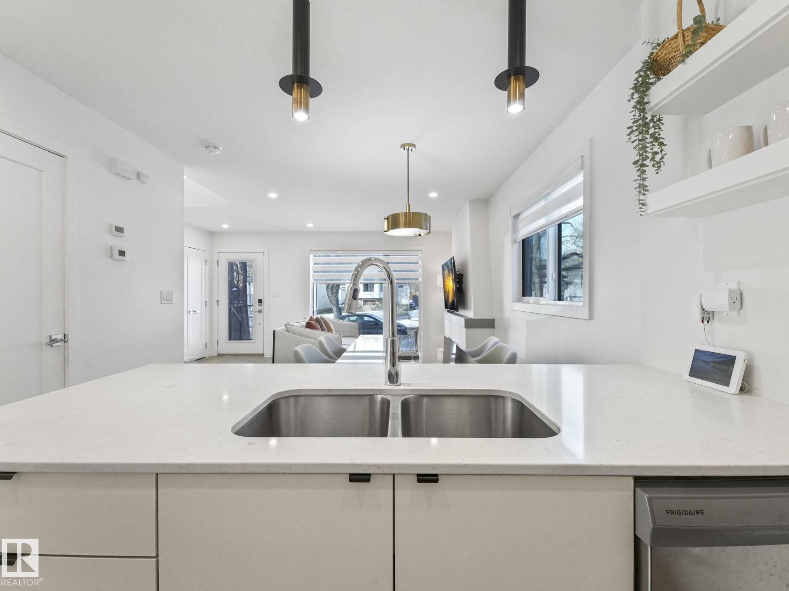 #1 12025 92 ST NW - 23
