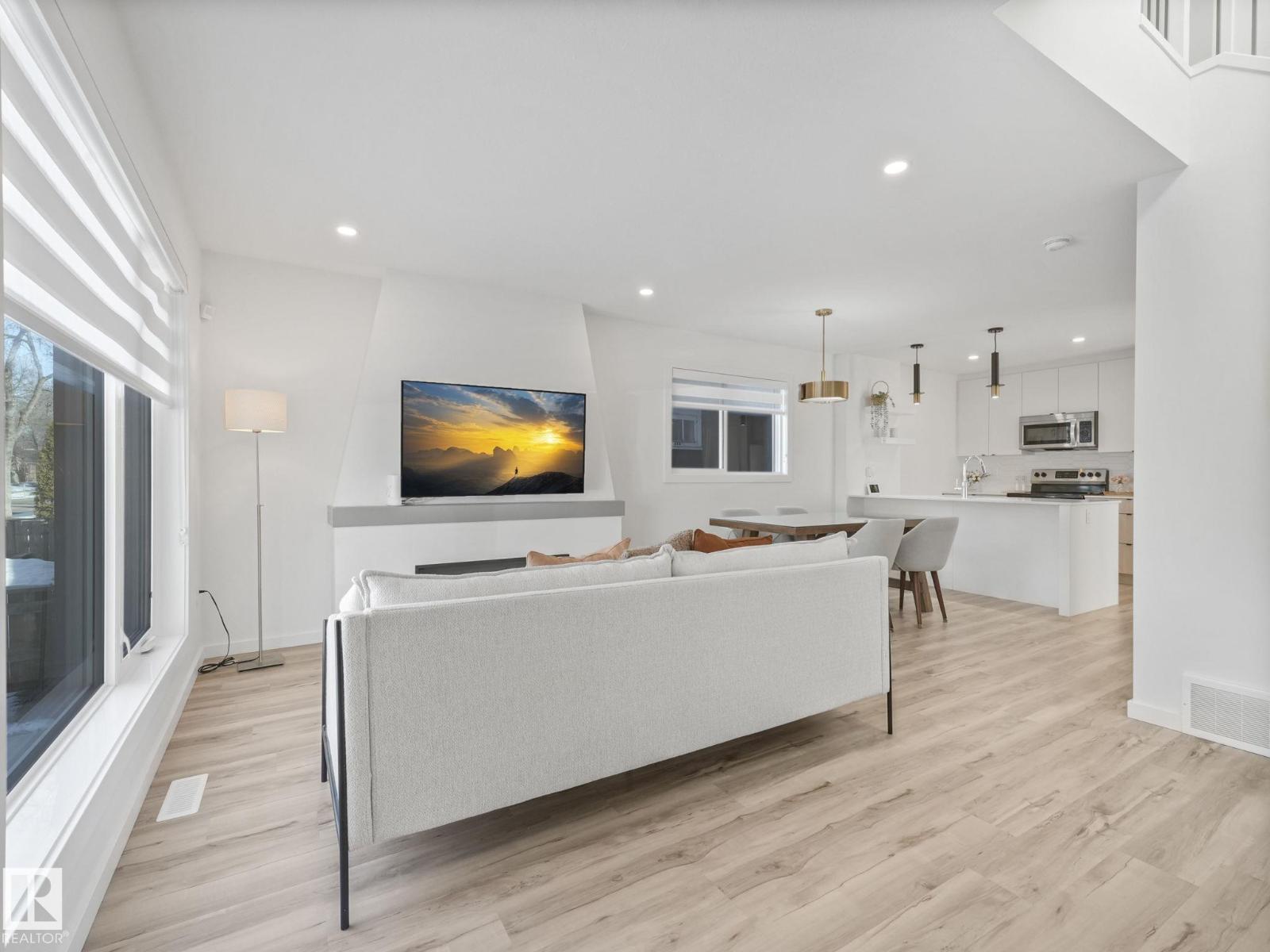 #1 12025 92 ST NW - 8