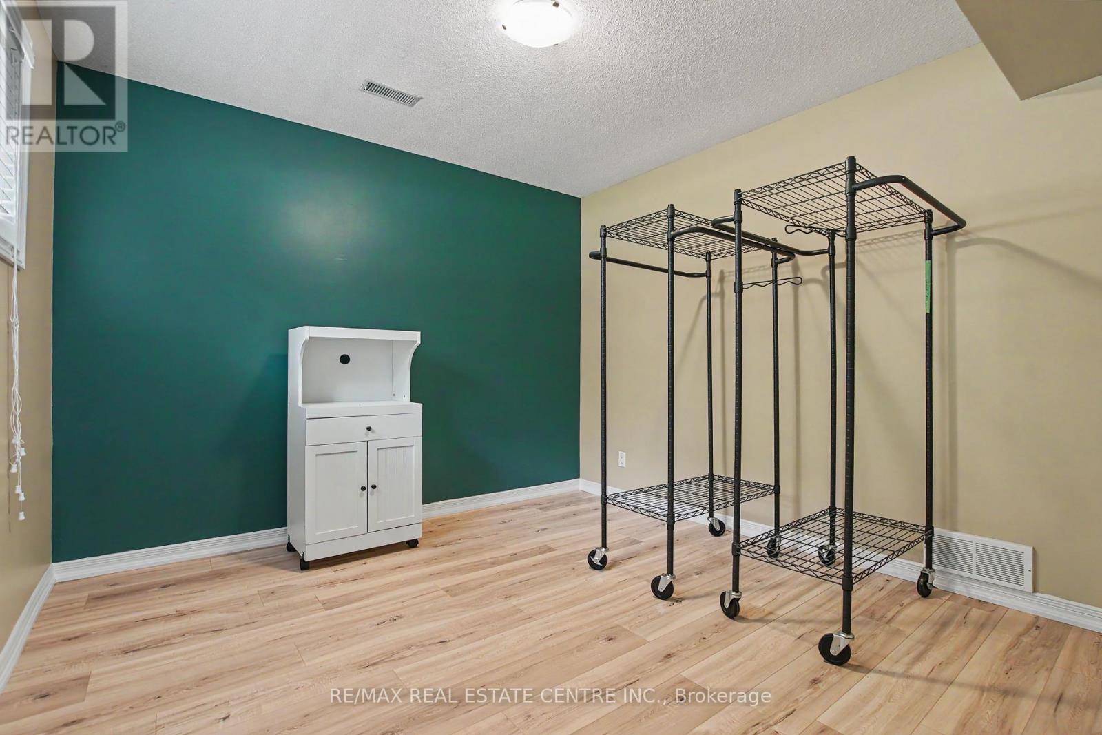 1045 QUEENS BUSH ROAD - 32