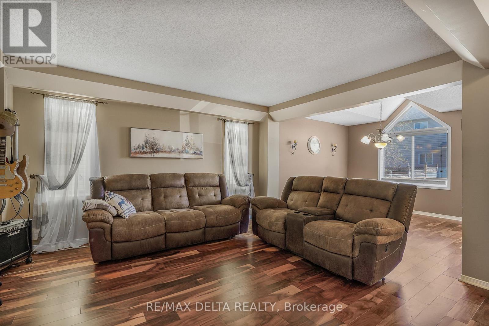 2218 CECILE CRESCENT - 23